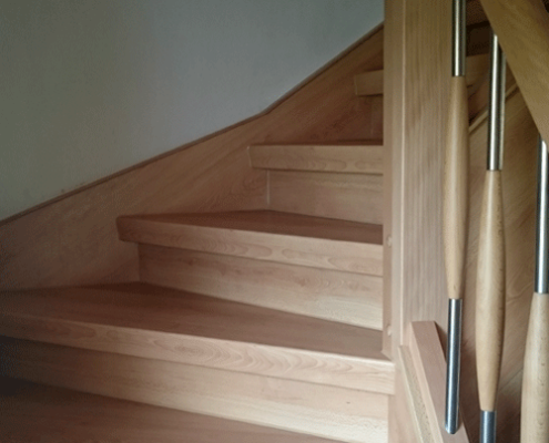 sanierte Treppe mit Laminatstufen renovierte Treppe mit Laminatstufen